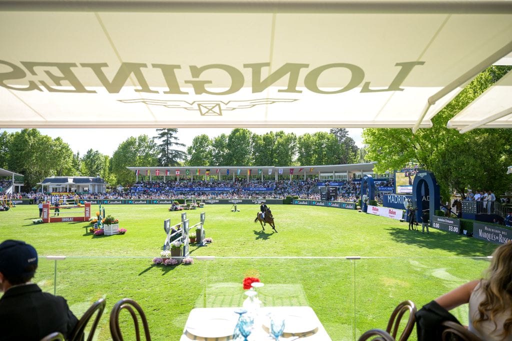 La pista verde del Club de Campo Villa de Madrid se convierte en escenario de un concurso hípico de saltos único en el mundo.