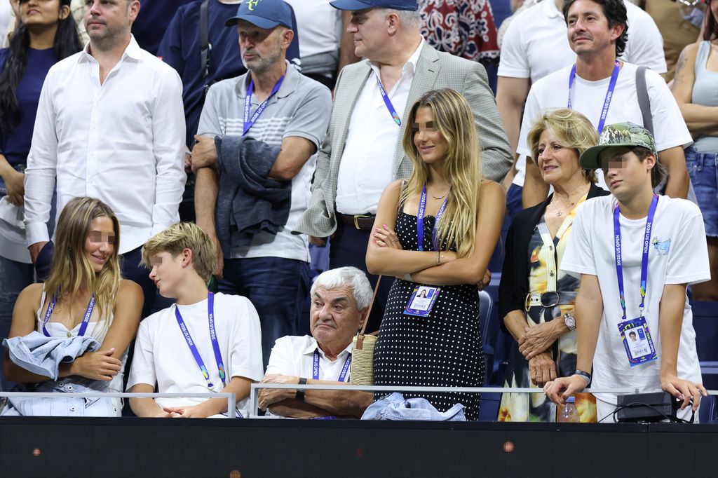 Los cuatro hijos de Roger Federer, acompañados por los padres del tenista, volvieron a ocupar juntos la grada para ver a su padre empuñar de nuevo una raqueta