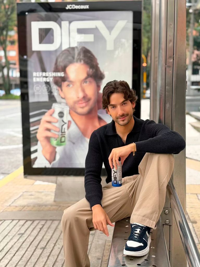 Carlos Torres es socio y embajador de una firma de bebidas sin azúcar ni calorías, lo cual prueba su compromiso con la vida sana