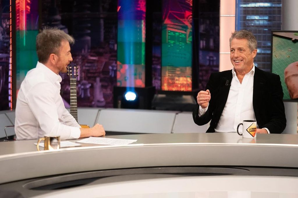 Plano medio de Hugh Grant en El Hormiguero con Pablo Motos