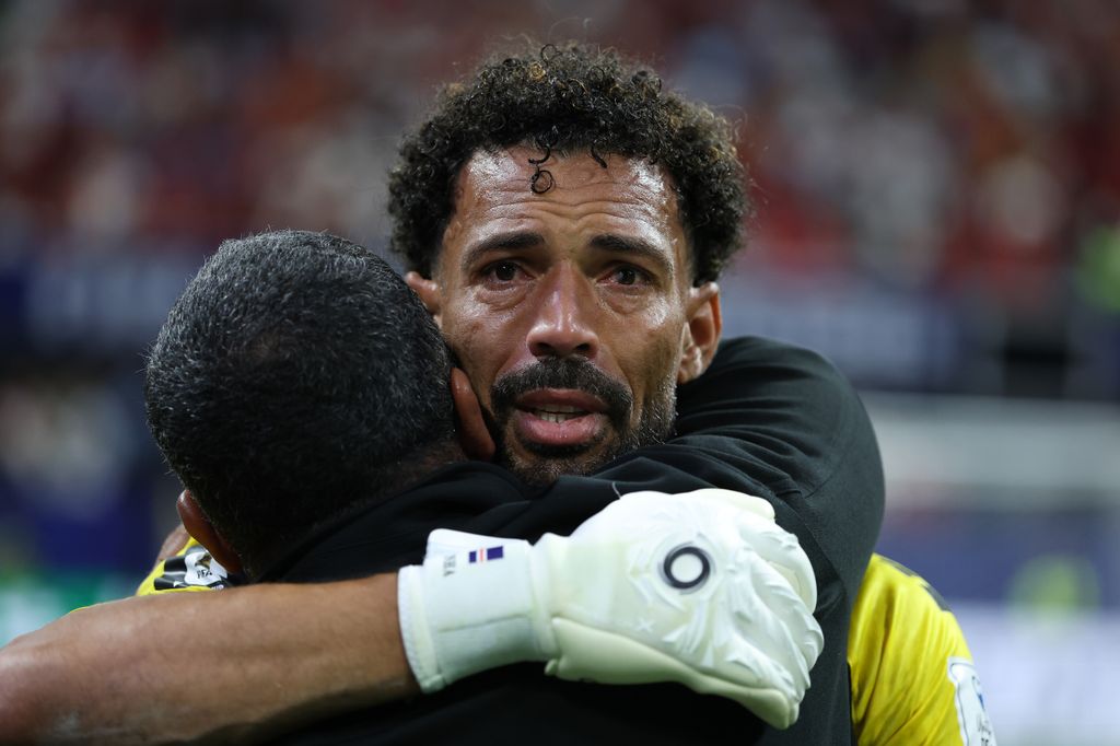 'Vozinha' abraza a uno de sus compañeros tras el 0-0 con España, del pasado 15 de junio.