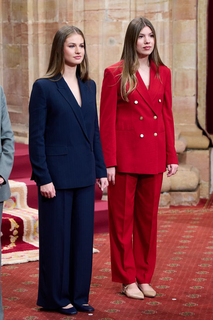La infanta Sofía, junto a la princesa Leonor, con el mismo traje rojo en las audiencias de los premios Princesa de Asturias 2025