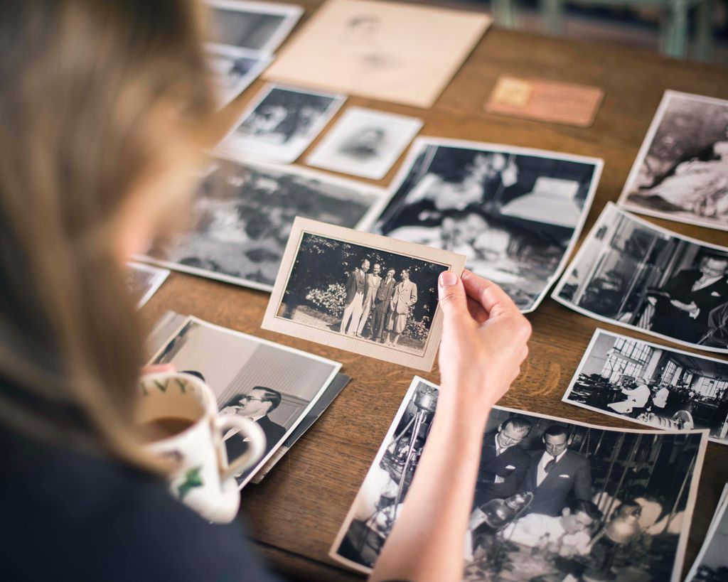 Revisando viejas fotos familiares, incluyendo una de los tres hermanos Cartier y su padre, quienes juntos llevaron el apellido de su familia más allá de París, al mundo entero a principios del siglo XX.