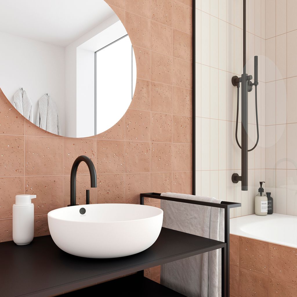 Baño con azulejos color tierra en la zona de lavabo y blanco en bañera