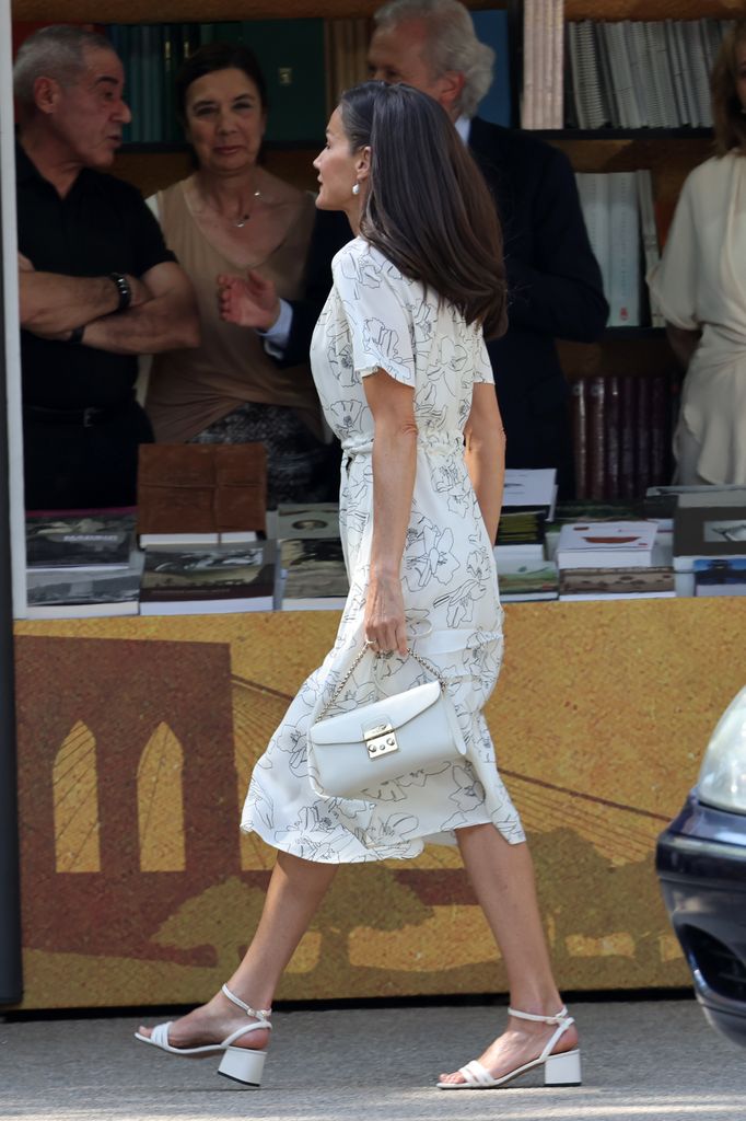 El último giro inesperado en los looks de la reina Letizia: un vestido de flores que marca cintura y perlas en la Feria del Libro/en Madrid La reina Letizia cambia de registro por un vestido de flores ligero que marca cintura tras una semana de looks de alto impacto