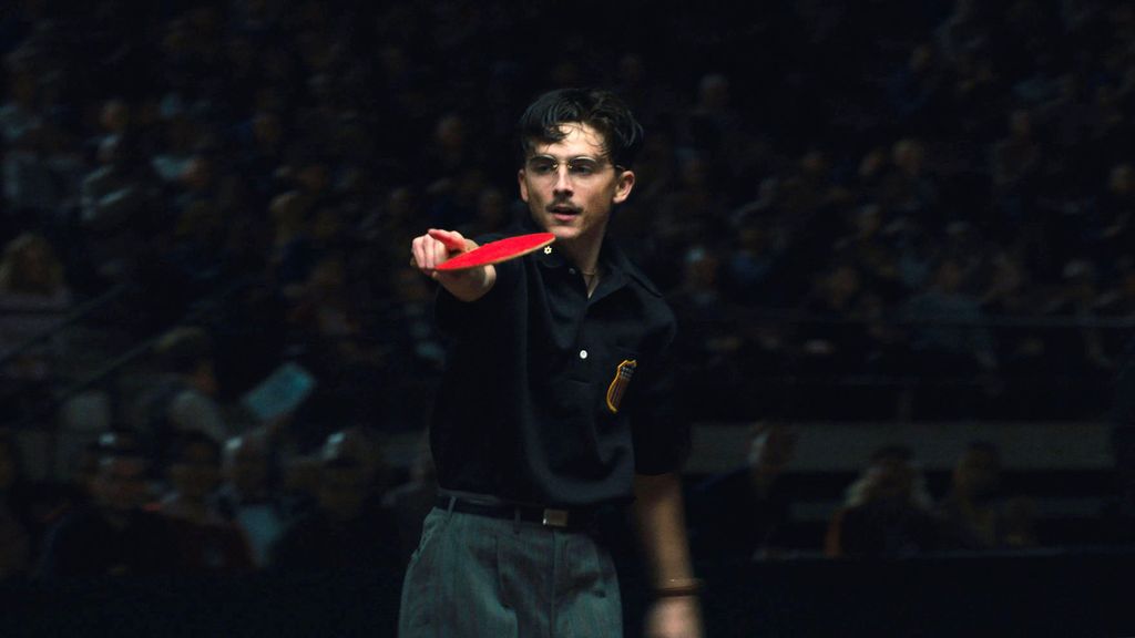 'Marty Supreme' es una comedia-drama deportiva caótica dirigida por Josh Safdie que sigue a Marty Mauser, un joven vendedor de zapatos y prodigio del ping-pong en el Nueva York de los años 50.