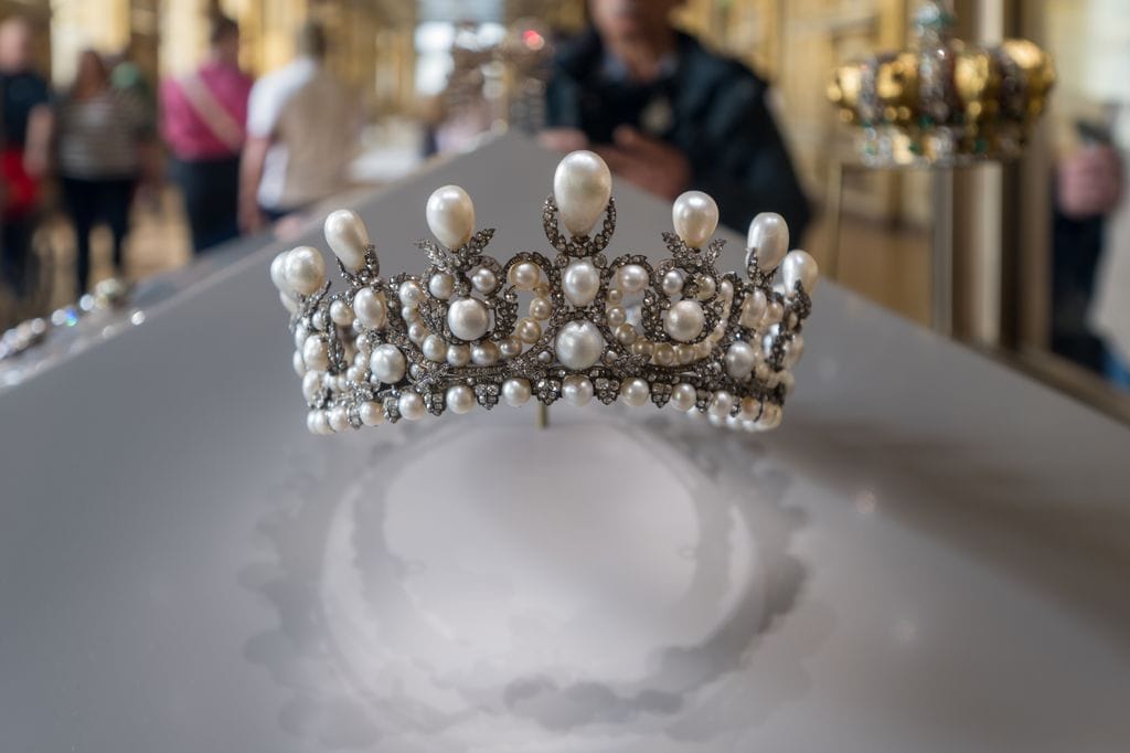 La tiara de perlas de la emperatriz Eugenia es una de las piezas robadas del Museo del Louvre este domingo 19 d octubre