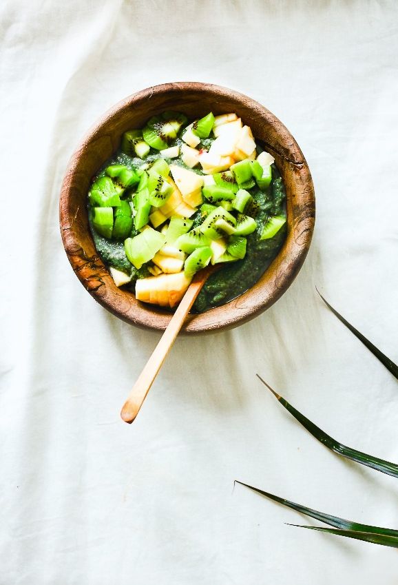 porridge-avena-espirulina-kiwi-manzana