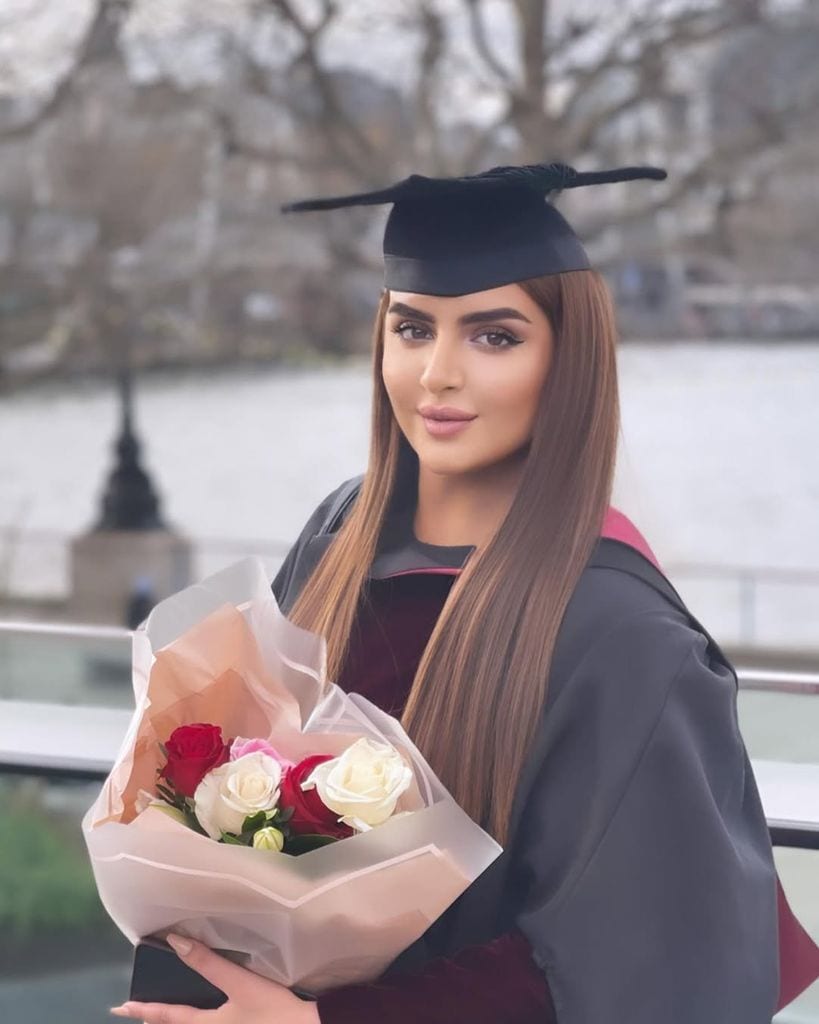 Mahra tiene estudios en Relaciones Internacionales, los cuales obtuvo en el Reino Unido. 