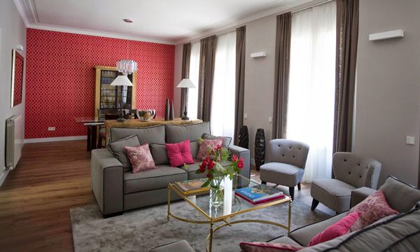 Un amplio piso en el centro de Barcelona con buen gusto y un toque de color