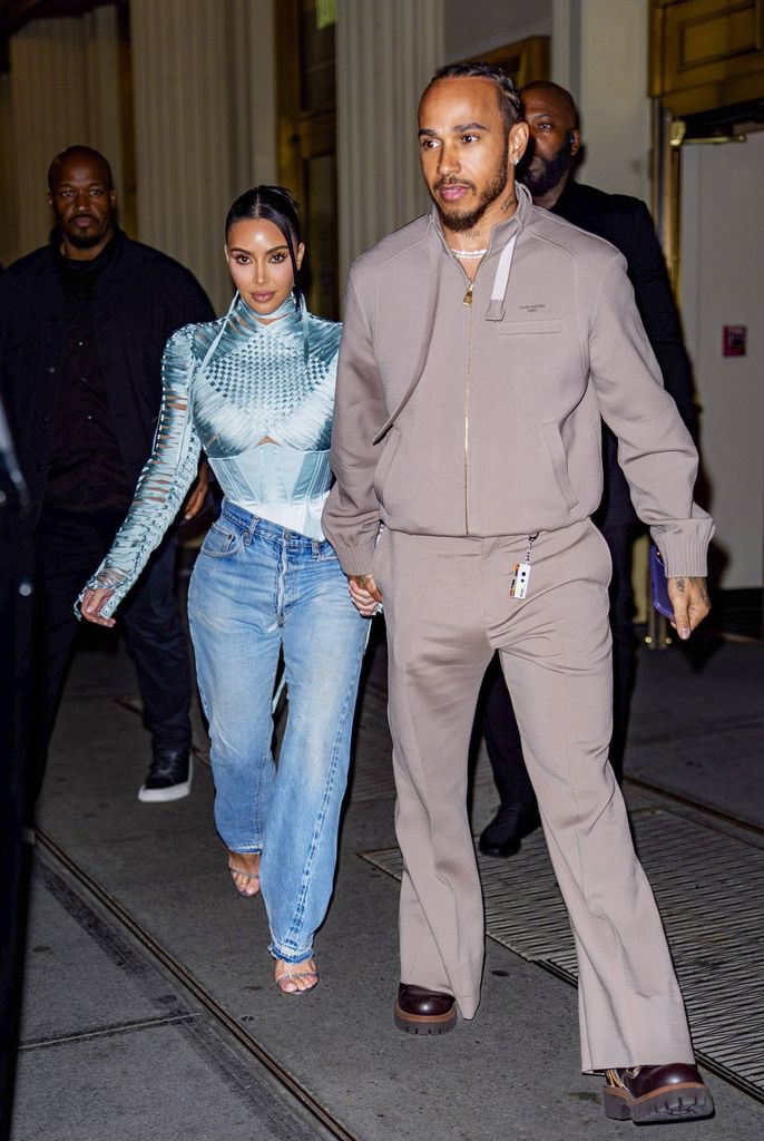 Kim Kardashian y Lewis Hamilton son vistos saliendo de la producción de Broadway 'Fear of 13' en Nueva York. 