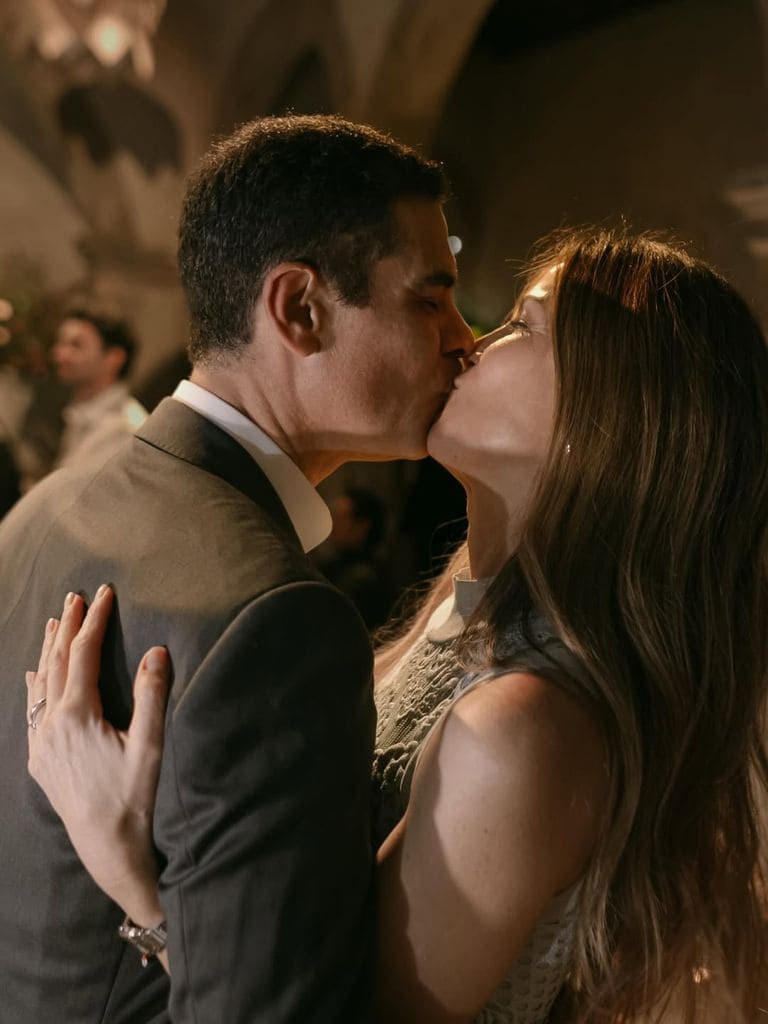 Jaydy Michel y su romántico beso con Rafa Márquez en su fiesta sorpresa de cumpleaños