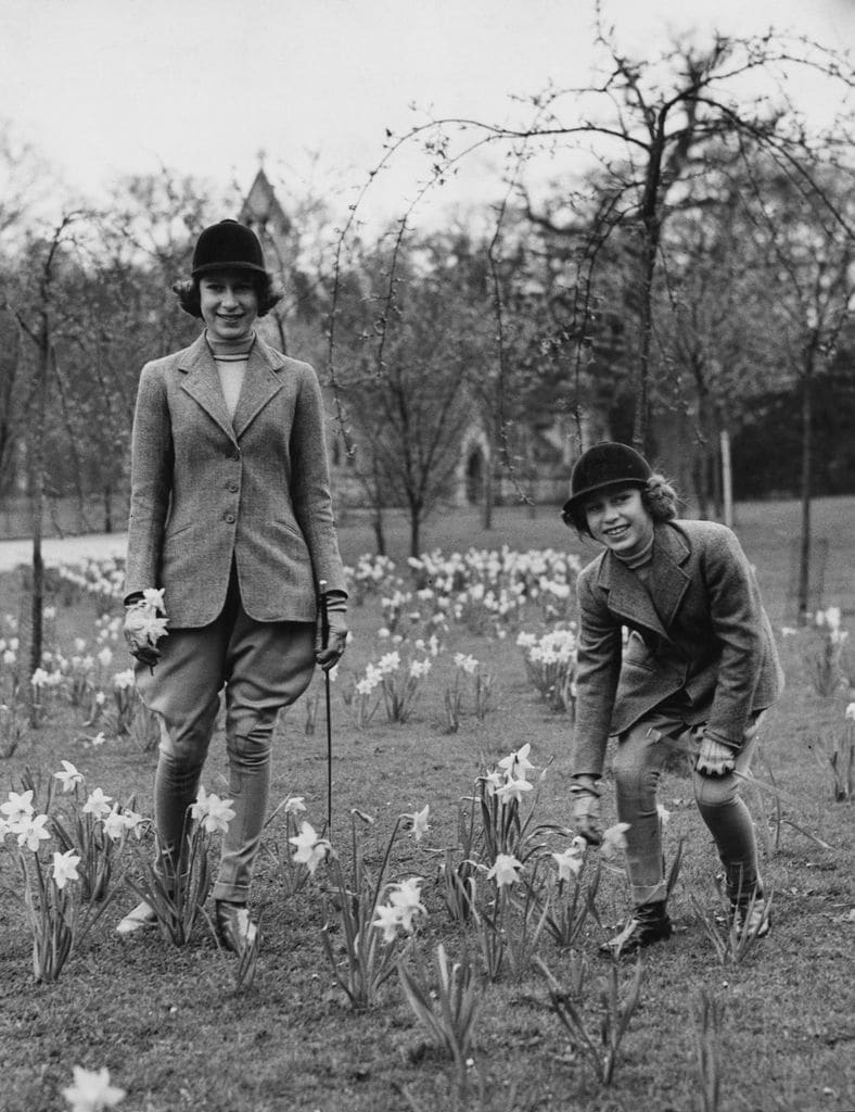La reina Isabel II y su hermana, la princesa Margarita, en Windsor Great Park, 1940.   