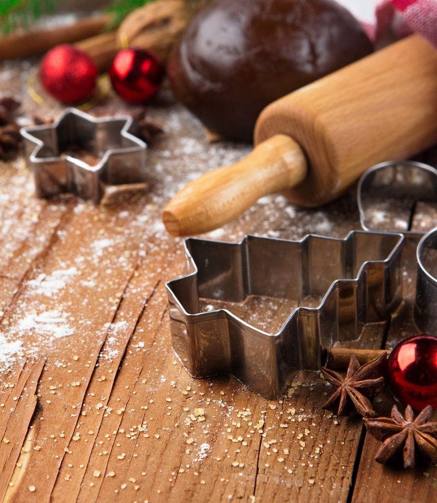 Para la elaboración de esta tarta necesitarás cortadores con formas típicas de Navidad.