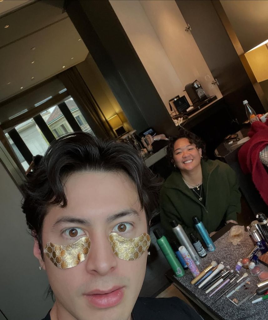 Hudson Williams también compartió una imagen utilizando este producto durante el proceso de 'hair & makeup´.