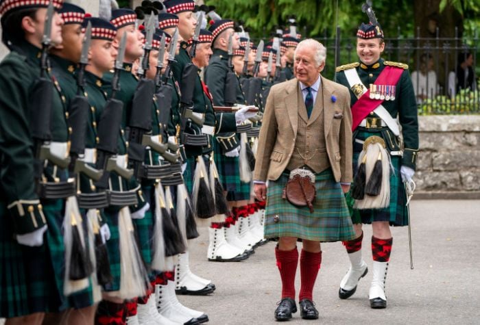 Carlos III a su llegada a Balmoral
