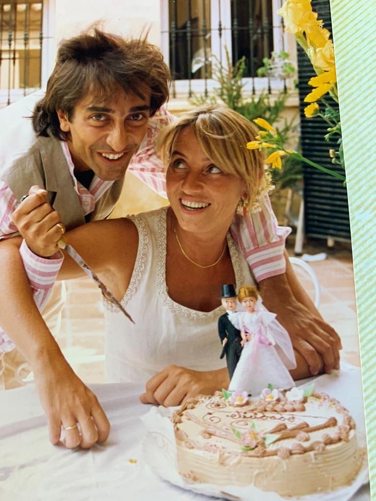 Comida posterior en Sotogrande en la que no faltó postre nupcial y la figurita de los novios sobre la tarta