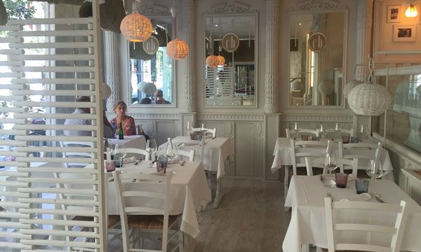 Alrededor del color blanco, con todas las connotaciones que implica este tono, gira el interiorismo del restaurante La Casa Bianca.
