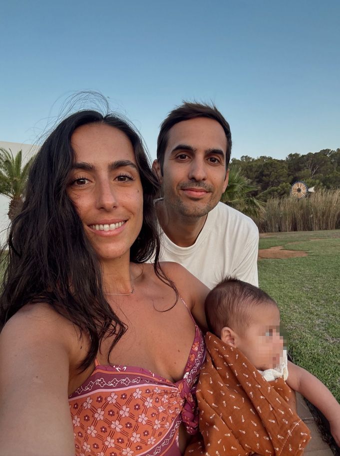 Lorenzo y Paloma posan con su hijo pequeño que lleva el nombre de su padre y su abuelo paterno