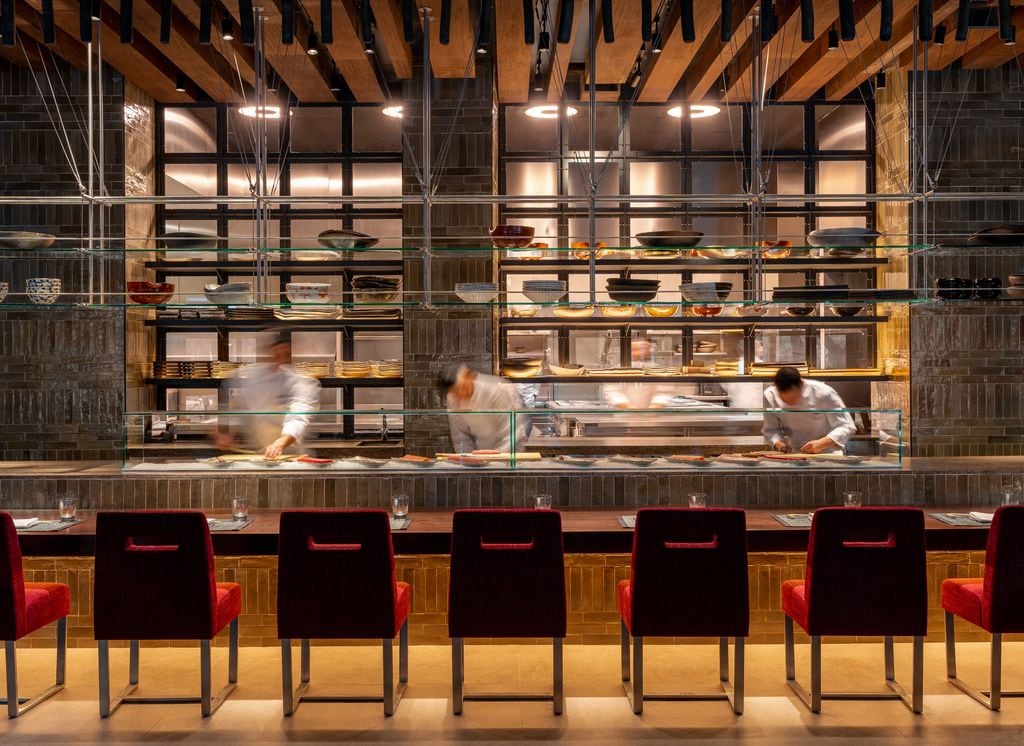 Zuma Madrid no cierra en agosto y presenta una oferta de cocina japonesa contemporánea, coctelería y DJs en directo