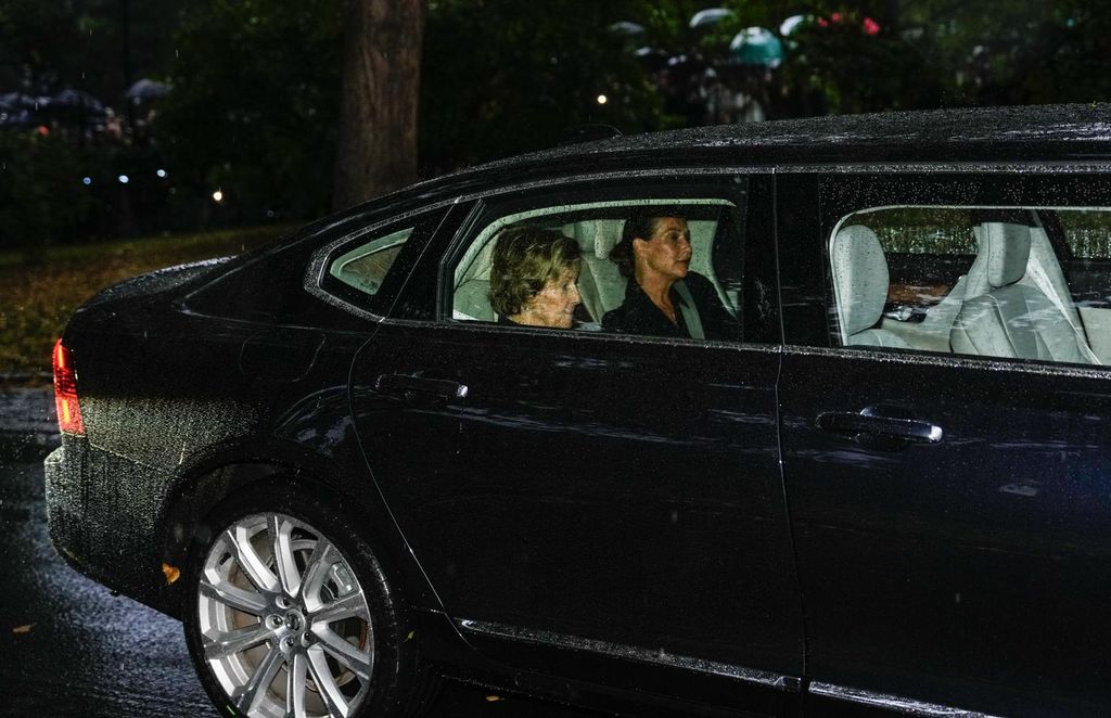 La reina Sonia accediendo al Palacio con la princesa Marta Luisa