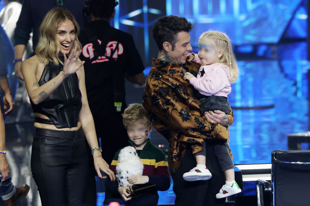Chiara Ferragni y Fedez junto a sus dos hijos