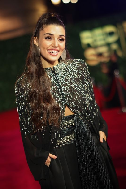 Hande Erçel ha afirmado que estar siempre en el ojo del huracán la ha hecho más fuerte