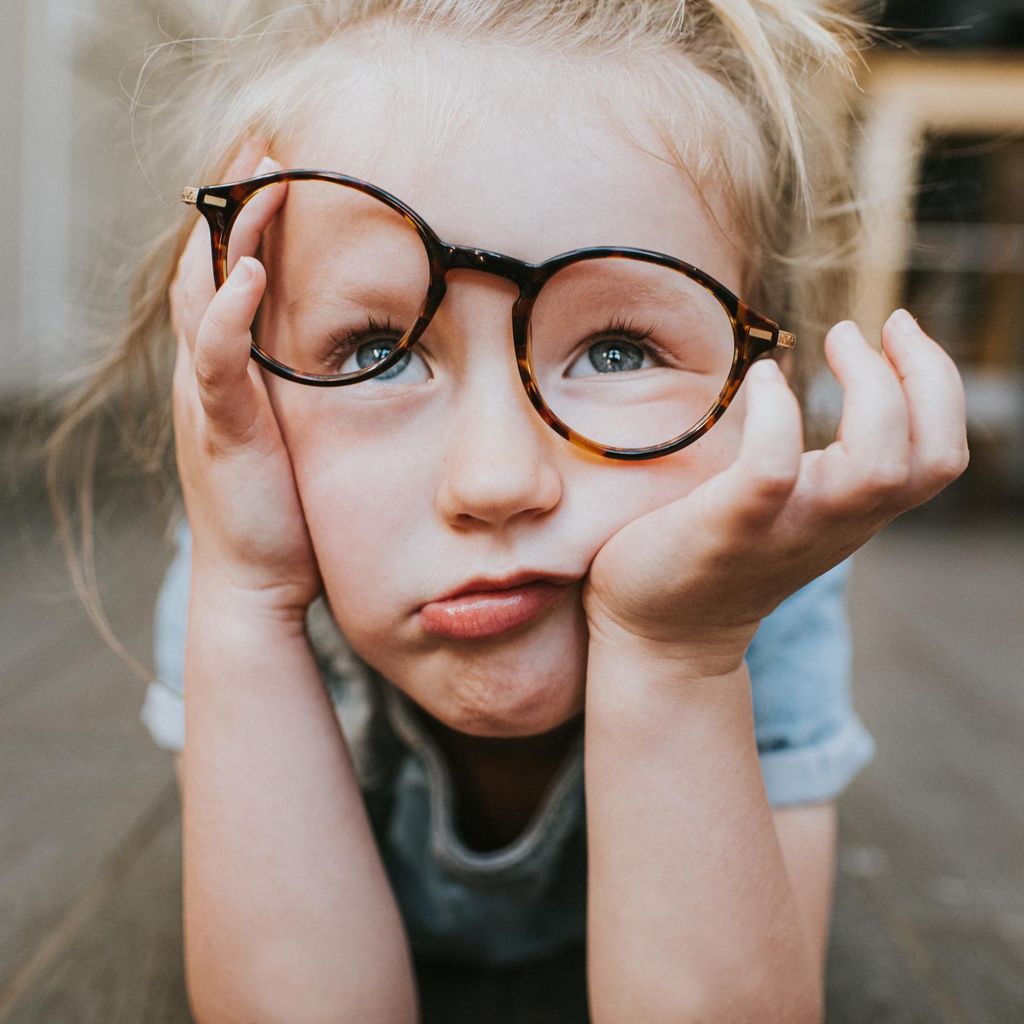 Niña con gafas