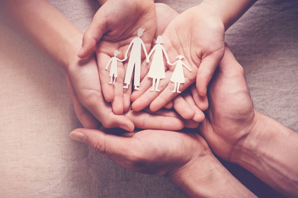 Adultos y niños con recortable de familia de acogida o adopción