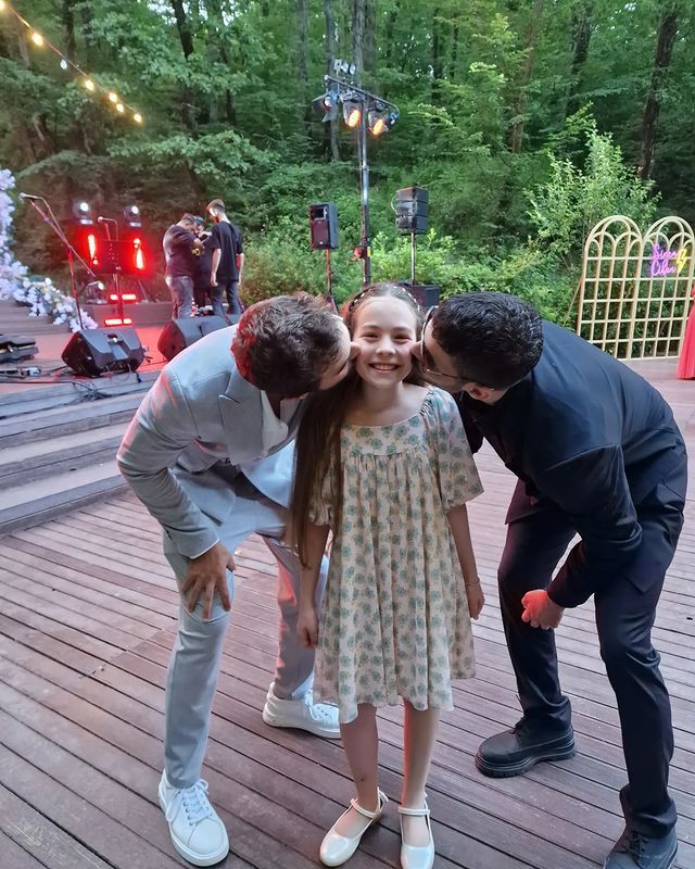 Los actores de 'Hermanos', Halit Özgür Sari y Yiğit Koçak, se deshacen en mimos con Aylin Akpınar, la pequeña de la ficción