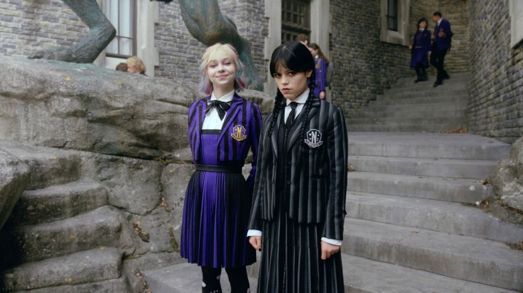 Miércoles y Enid en un fotograma de Miércoles Addams con uniformes