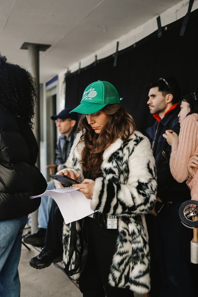 Karen Saurí durante el rodaje de 'Illusion', de Dua Lipa, en las piscinas olímpicas de Montjuïc, en Barcelona
