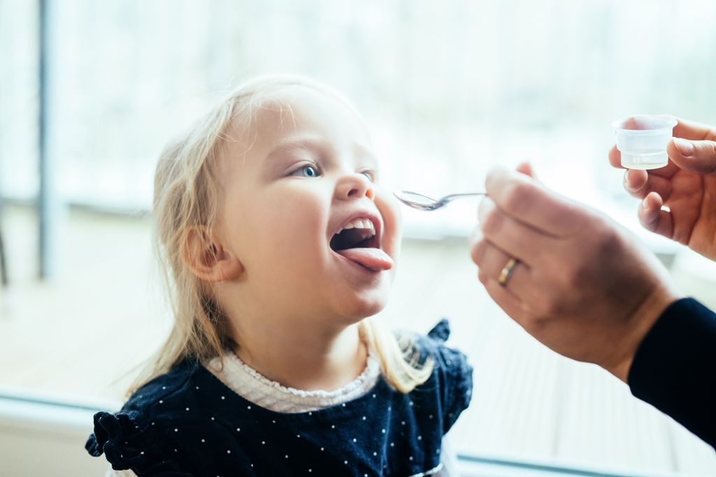 Niña tomando un medicamento
