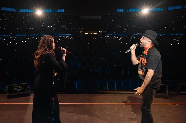 Yuridia y Alejandro Fernández cantaron en vivo por primera vez el tema 'Un Bendito Día', el cual grabaron meses atrás a dueto