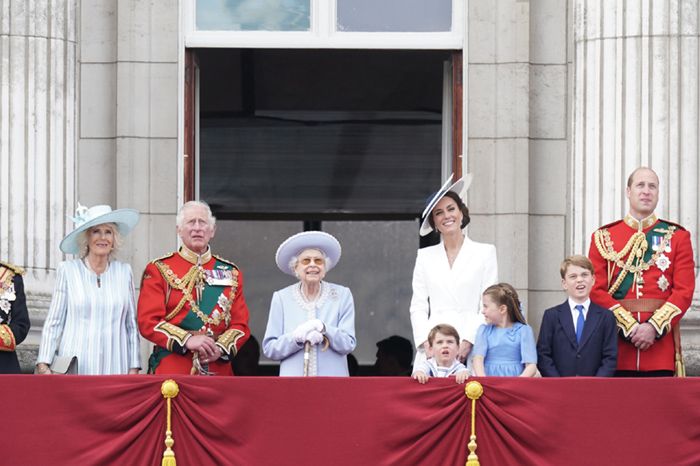 ¿Por qué los Cambridge han sido los protagonistas absolutos del Jubileo de Platino y cómo afecta esto al príncipe Carlos?