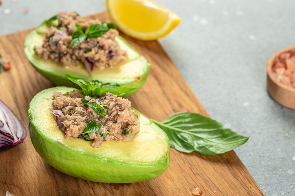 Aguacate relleno de atún