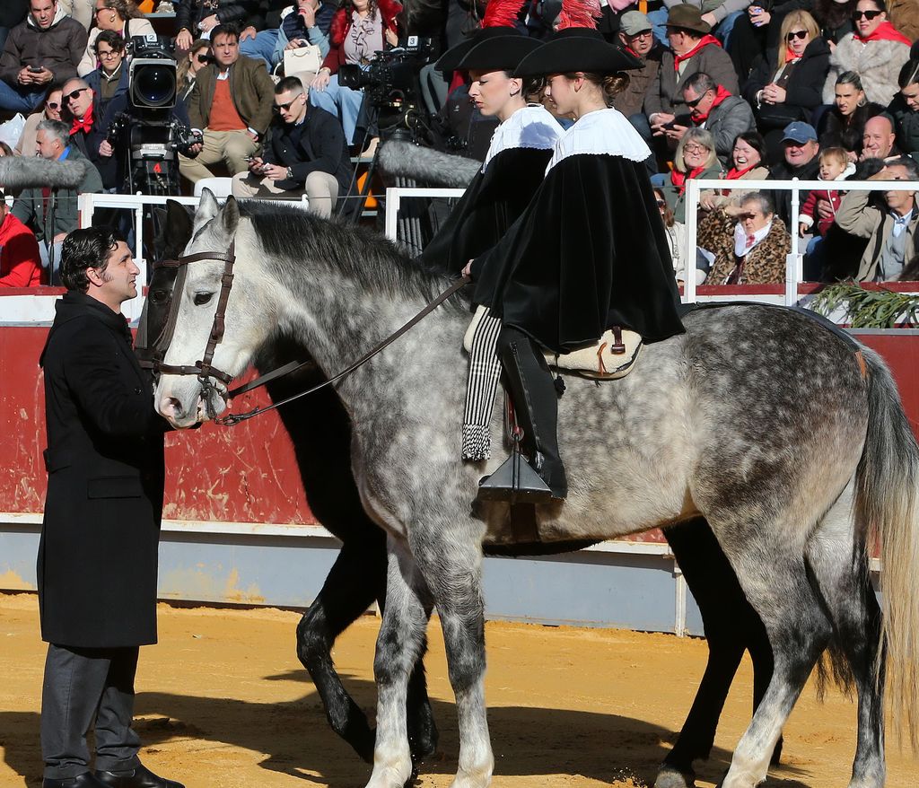 Morante de la Puebla, en la plaza, junto a su hija María