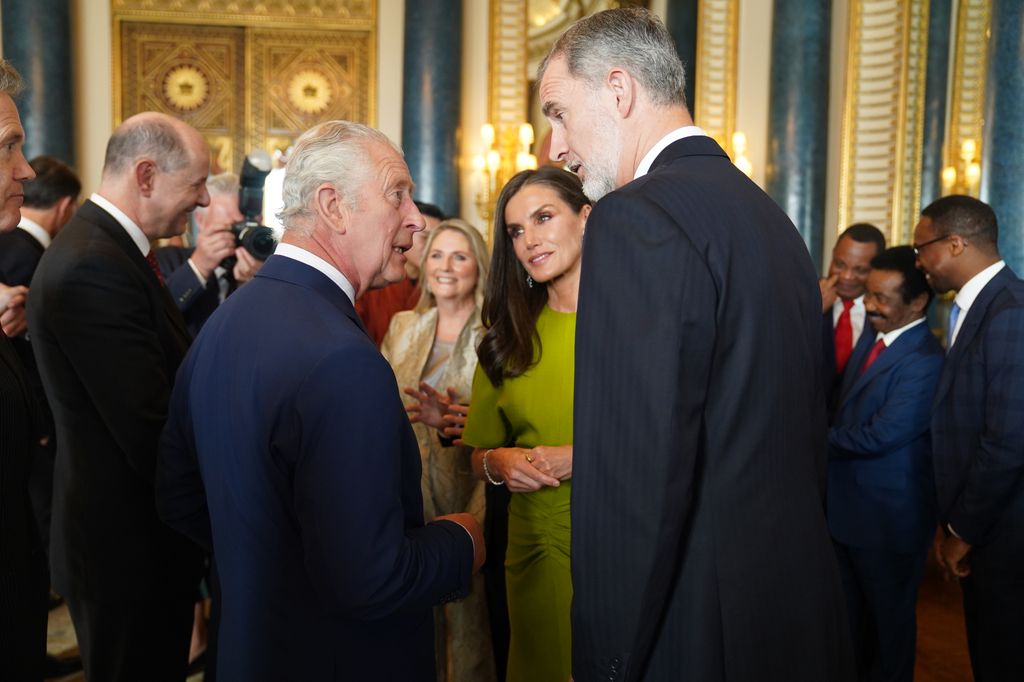 Los reyes Felipe y Letizia con Carlos III antes de su coronación en 2023