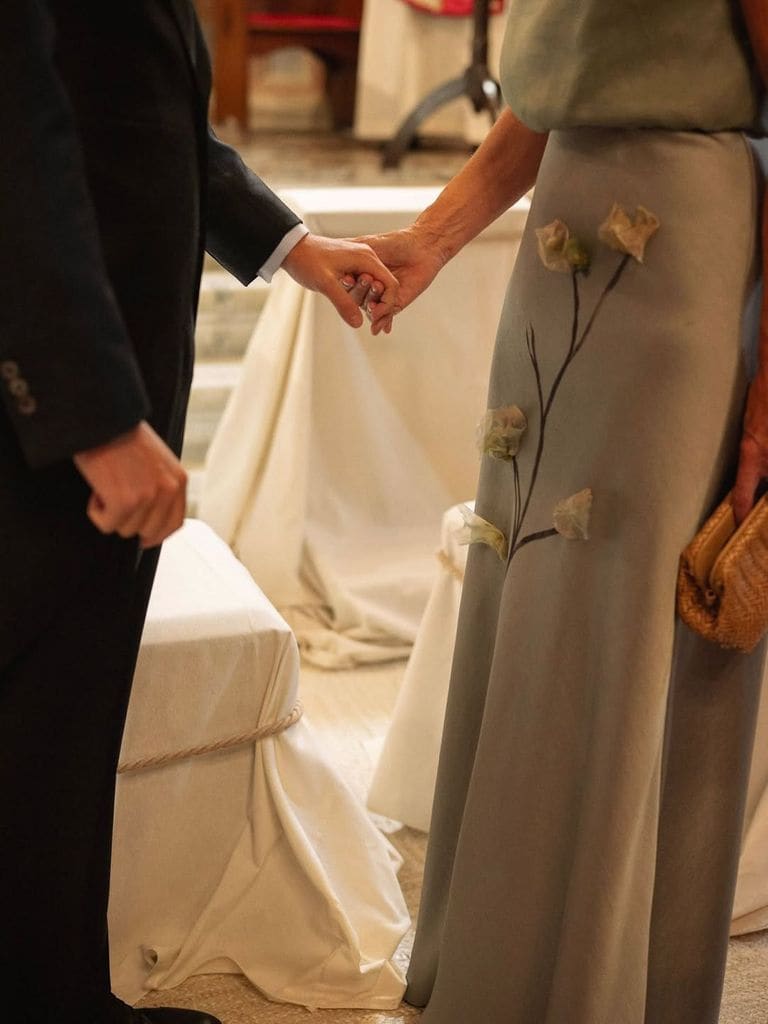 María, una madrina con vestido verde grisáceo con flores, de Sole Alonso, y tocado de rafia de Mimoki
