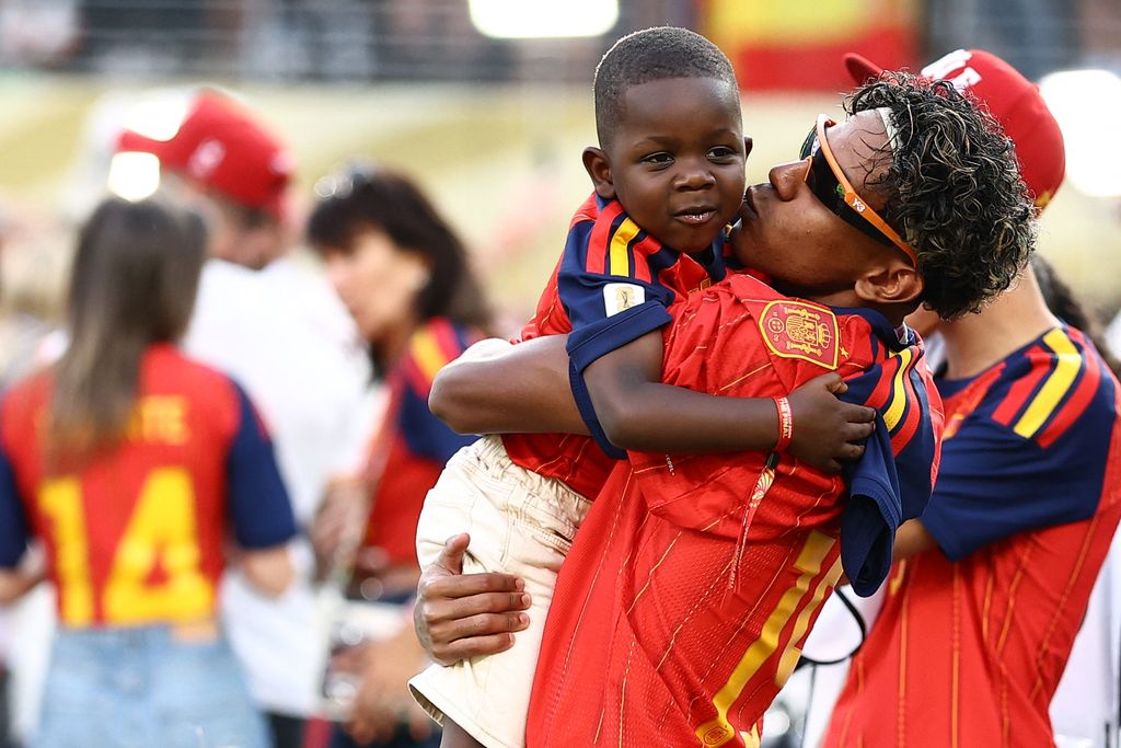 Lamine Yamal celebra con su hermano Keyne el triunfo de España sobre Argentina en la final de la Copa del Mundo 2026.