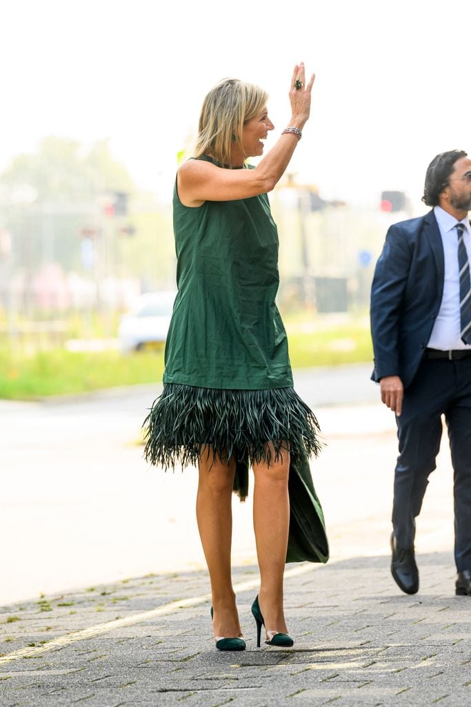 La reina Máxima de Países Bajos con vestido verde de plumas