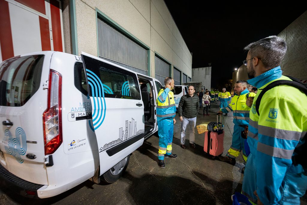 Plano general de voluntarios del ayuntamiento de Madrid ayudando por la DANA de Valencia