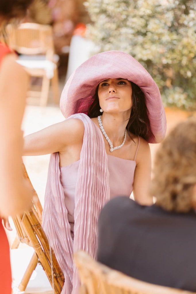 Invitada anónima con vestido de Simorra y tocado