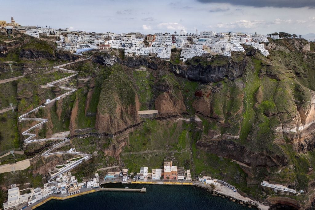 Santorini en alerta: más de 550 sismos sacuden la isla y provocan evacuaciones