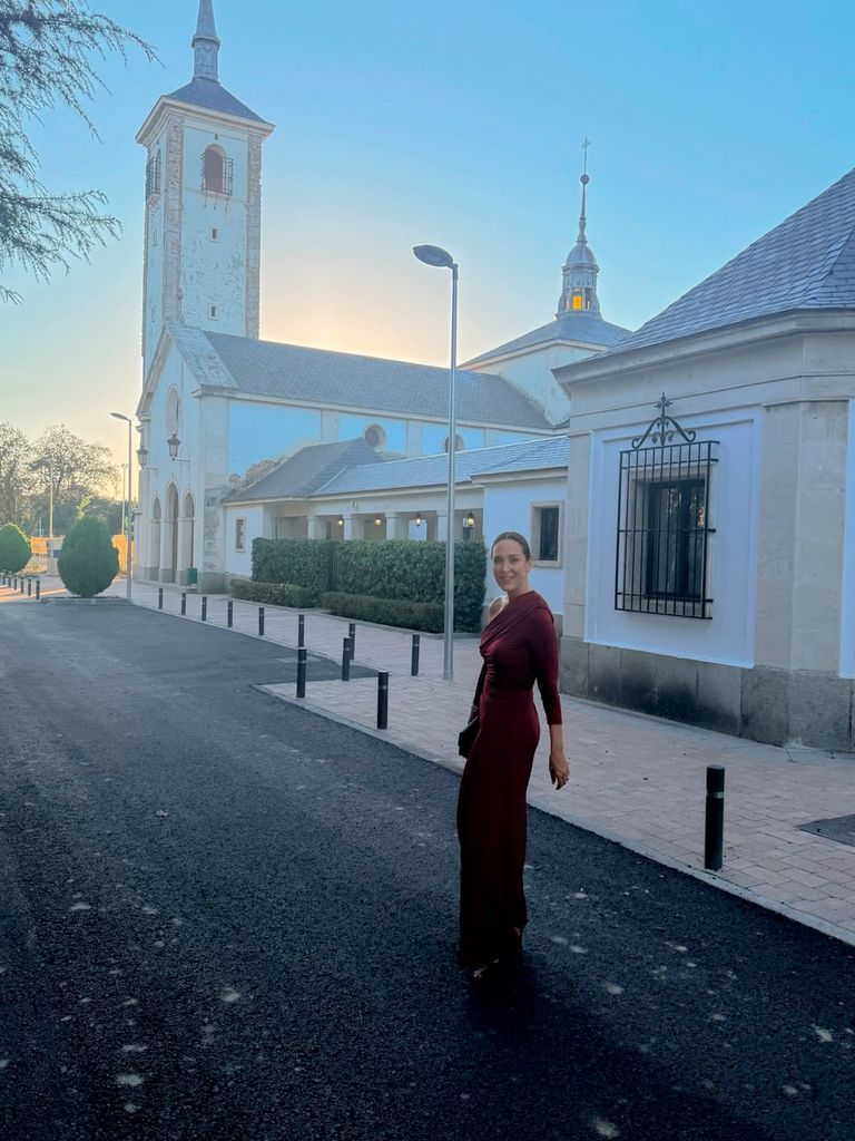 Tamara Falcó, elegante con un vestido de invitada de boda que recuerda la elegancia de Isabel Preysler