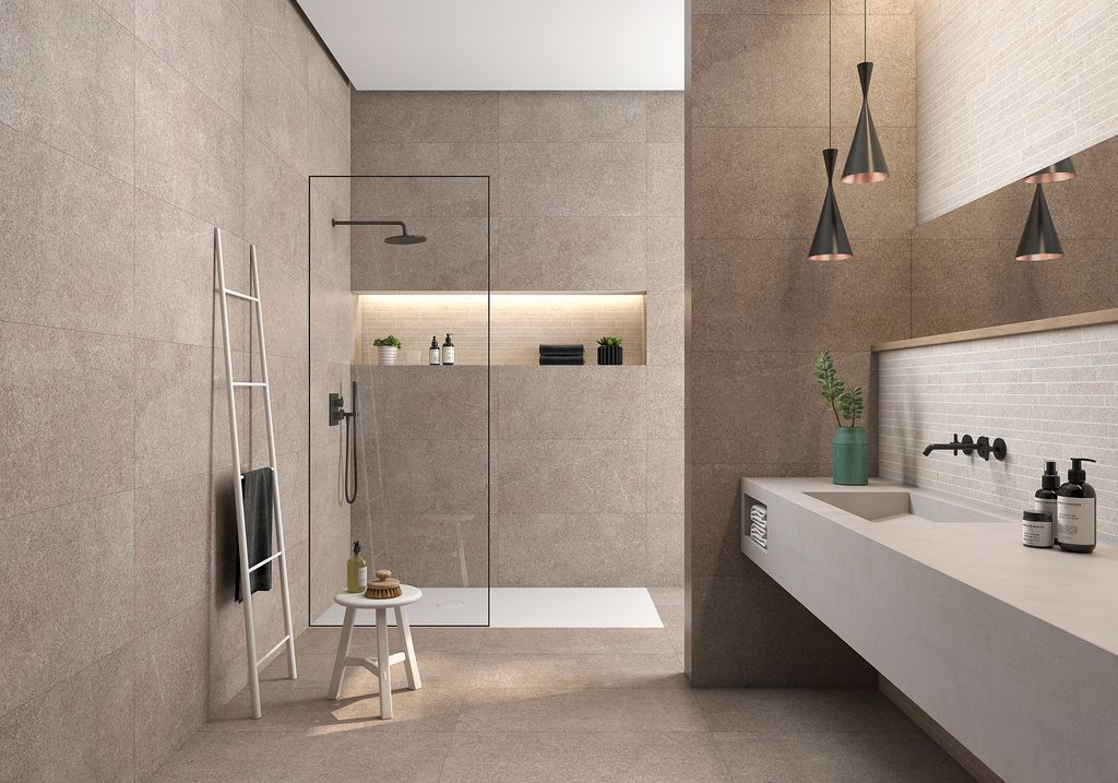 Baño con revestimiento porcelánico efecto piedra