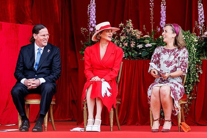 Delphine de Bélgica con su marido y su cuñada
