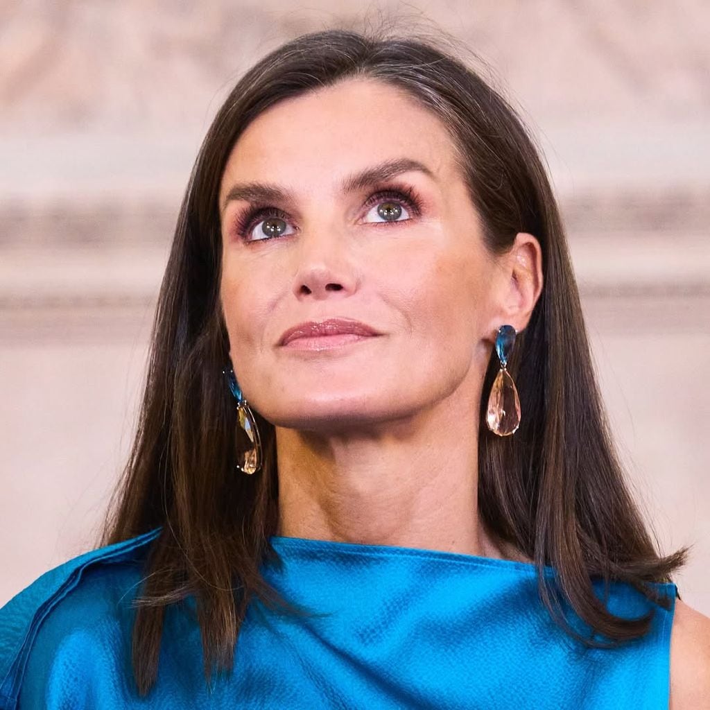 La Reina vistió el mismo par de pendientes dos años después, en 2024, con motivo del décimo aniversario de la coronación del Felipe VI como Rey de España