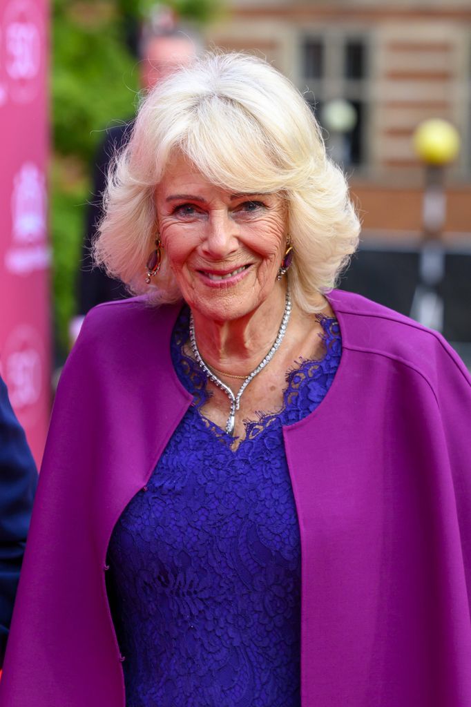 la reina Camilla luce el espectacular collar de diamantes junto a los pendientes pertenecientes al demi-parure de las amatistas de Kent