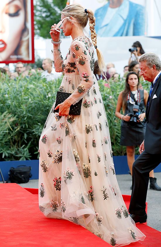 El vestido, con una voluminosa falda de corté evasé, acumulaba la mayor parte de los detalles florales en el cuello; y, repartidos ordenadamente, sobre el resto de la delicada pieza.
